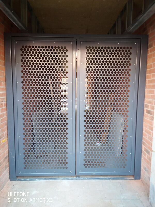 Metal driveway gates with a partened in-fill