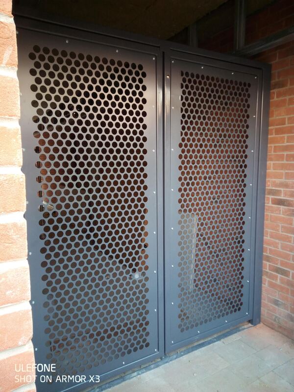 Metal driveway gates with a partened in-fill